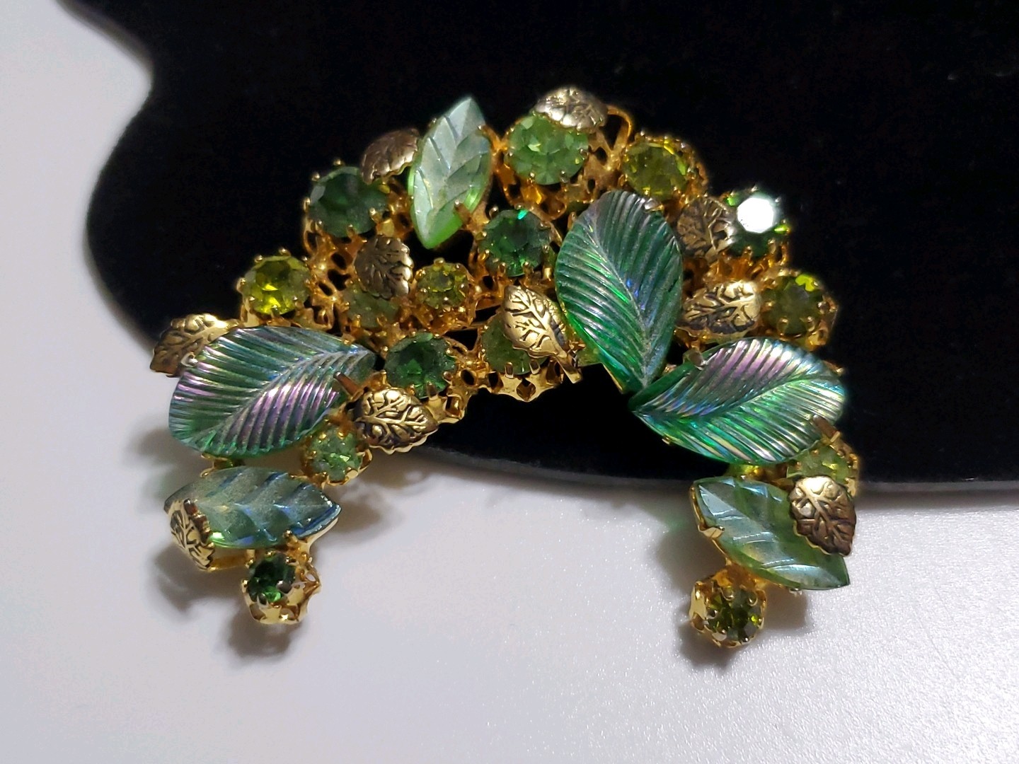 VINTAGE KRAMER AUSTRIA SIGNED ART GLASS LEAVES & RHINESTONES DESIGNER BROOCH PIN