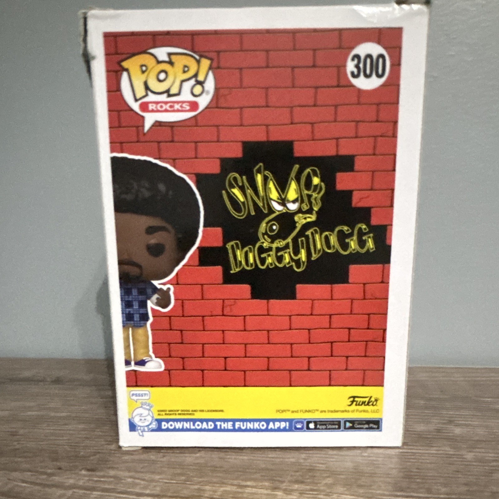 Funko Pop! Rocks Snoop Dogg #300 Standard Vinyl Figure, Original Damaged