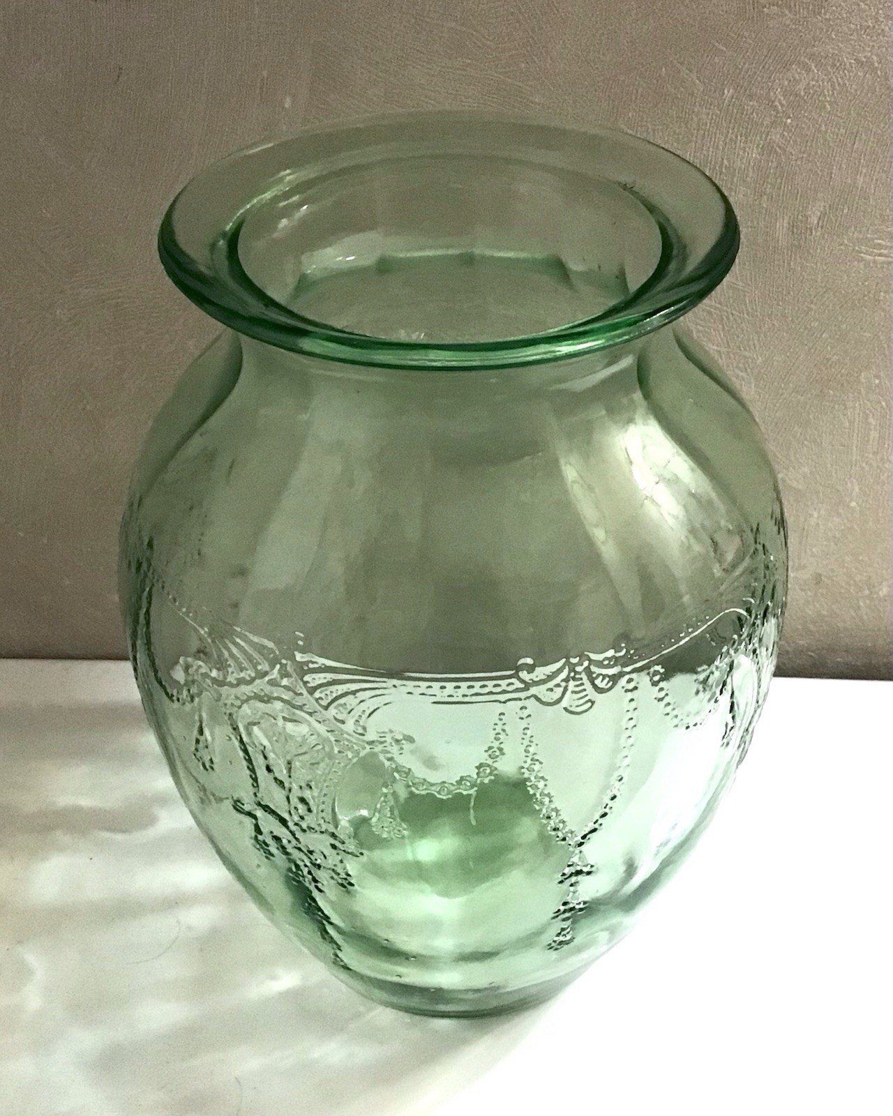Anchor Hocking Green Uranium 8″ Vase Cameo Ballerina Pattern Vaseline Glass