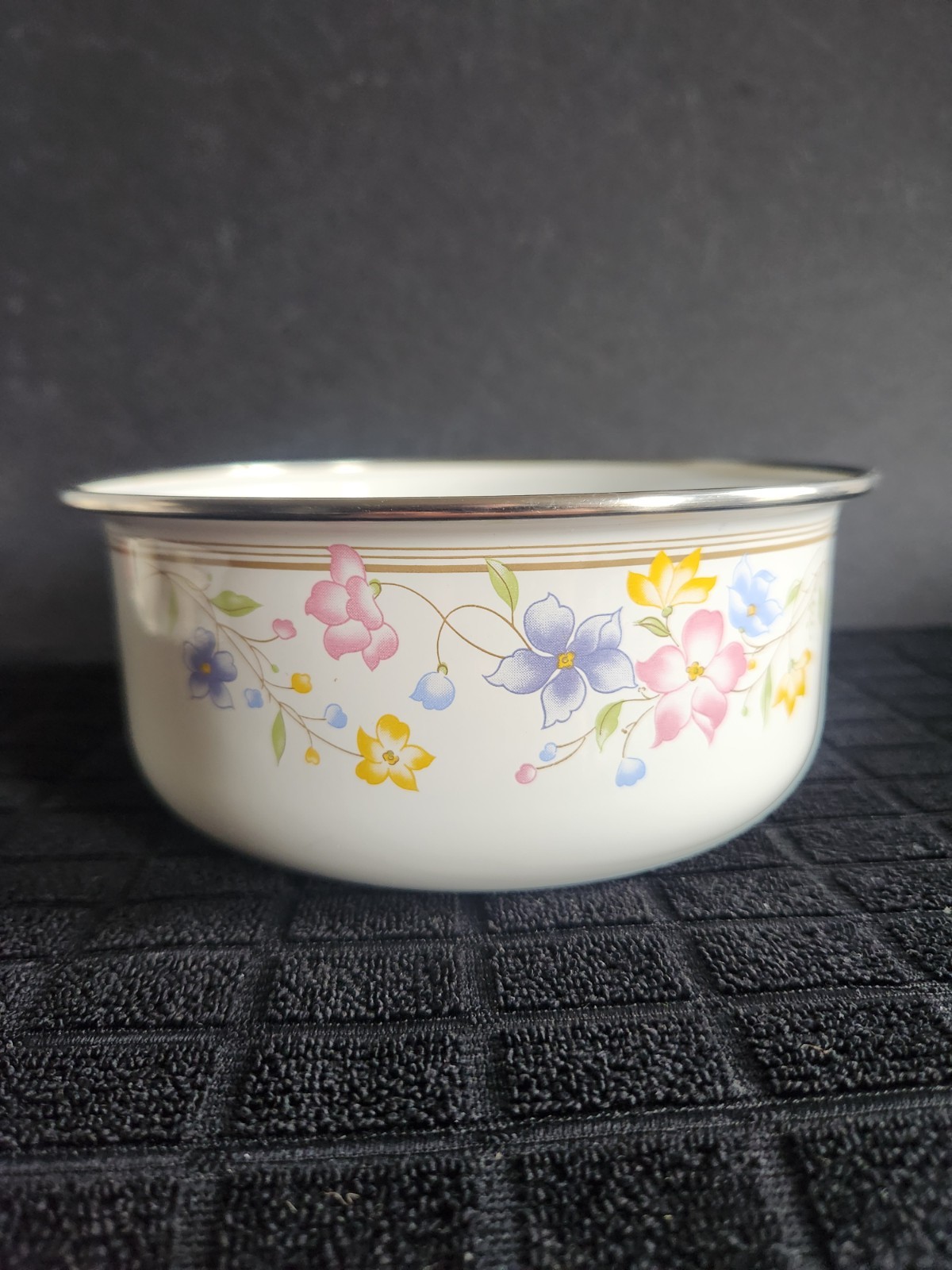 2 Enamelware Nesting Bowls with Multicolored Floral Pattern • 6¾” & 5¾” Diameter