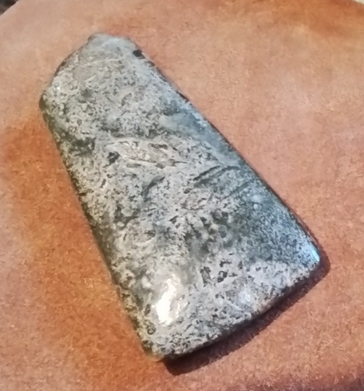 Old CHINA Carved JADE AXE HEAD Sm 89mm /3.5″L Brown & Gray, VG 1.4″ / 35mm Bit