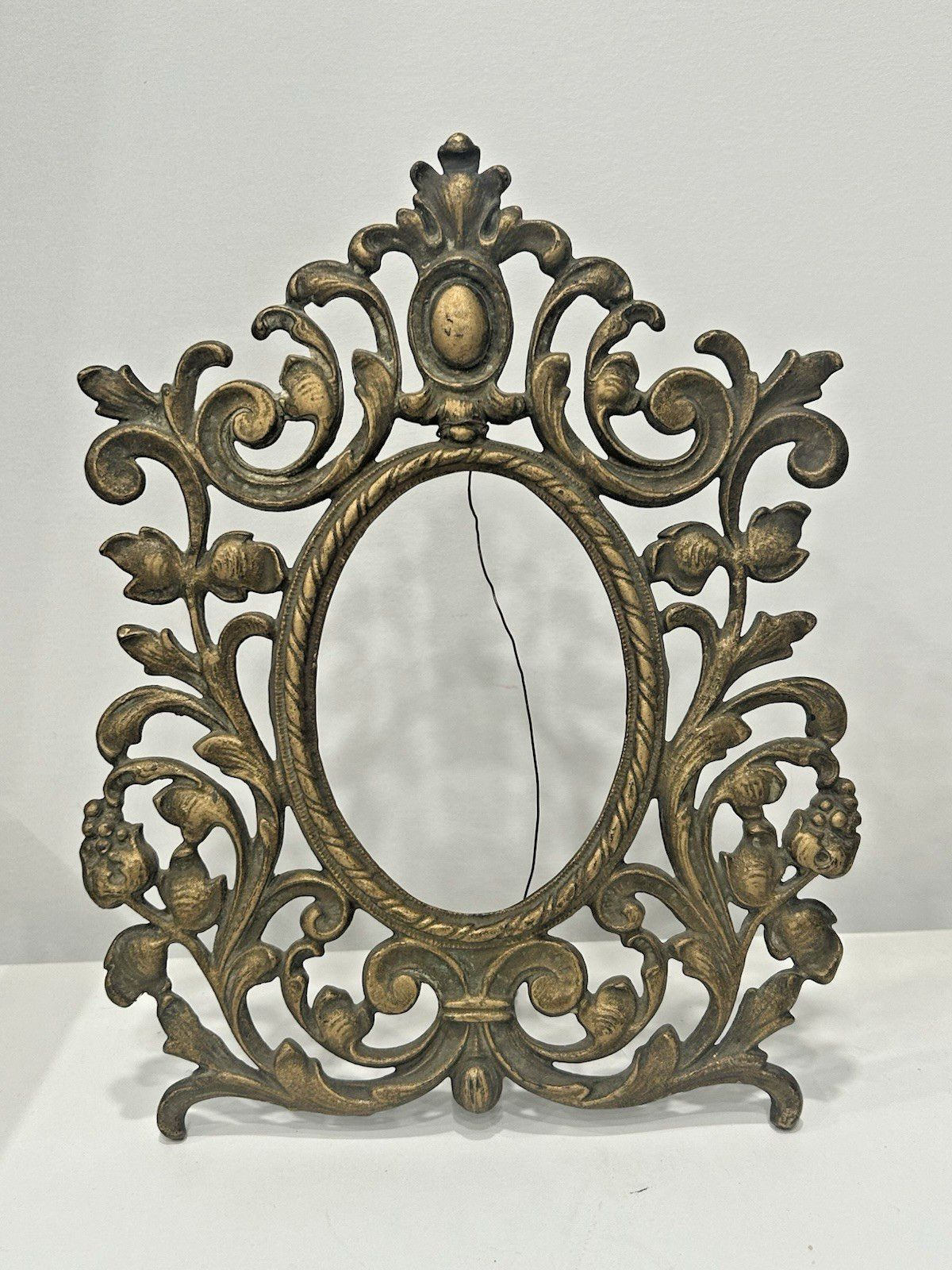 VTG Ornate Victorian Brass Easel Back Frame for 4”x5.5” Oval Photos WARNER 1972