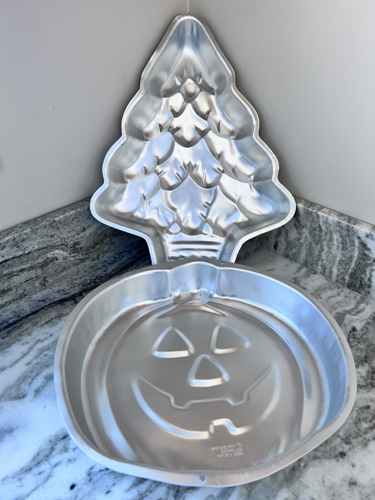 Wilton cake pan #2105-425 Holiday “Treeliteful” And Jack-O-Lantern Pumpkin 3068