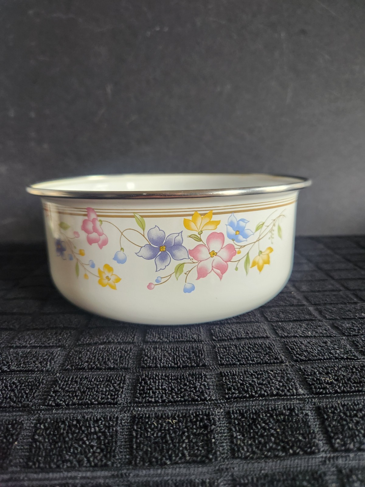 2 Enamelware Nesting Bowls with Multicolored Floral Pattern • 6¾” & 5¾” Diameter