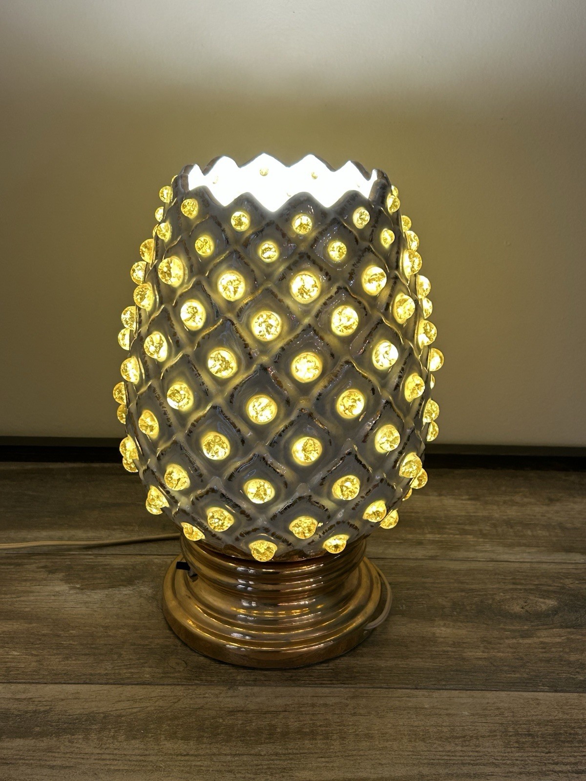 Vintage Mid-Century Ceramic Pineapple Table Lamp w/ Gold Color Base & Accents