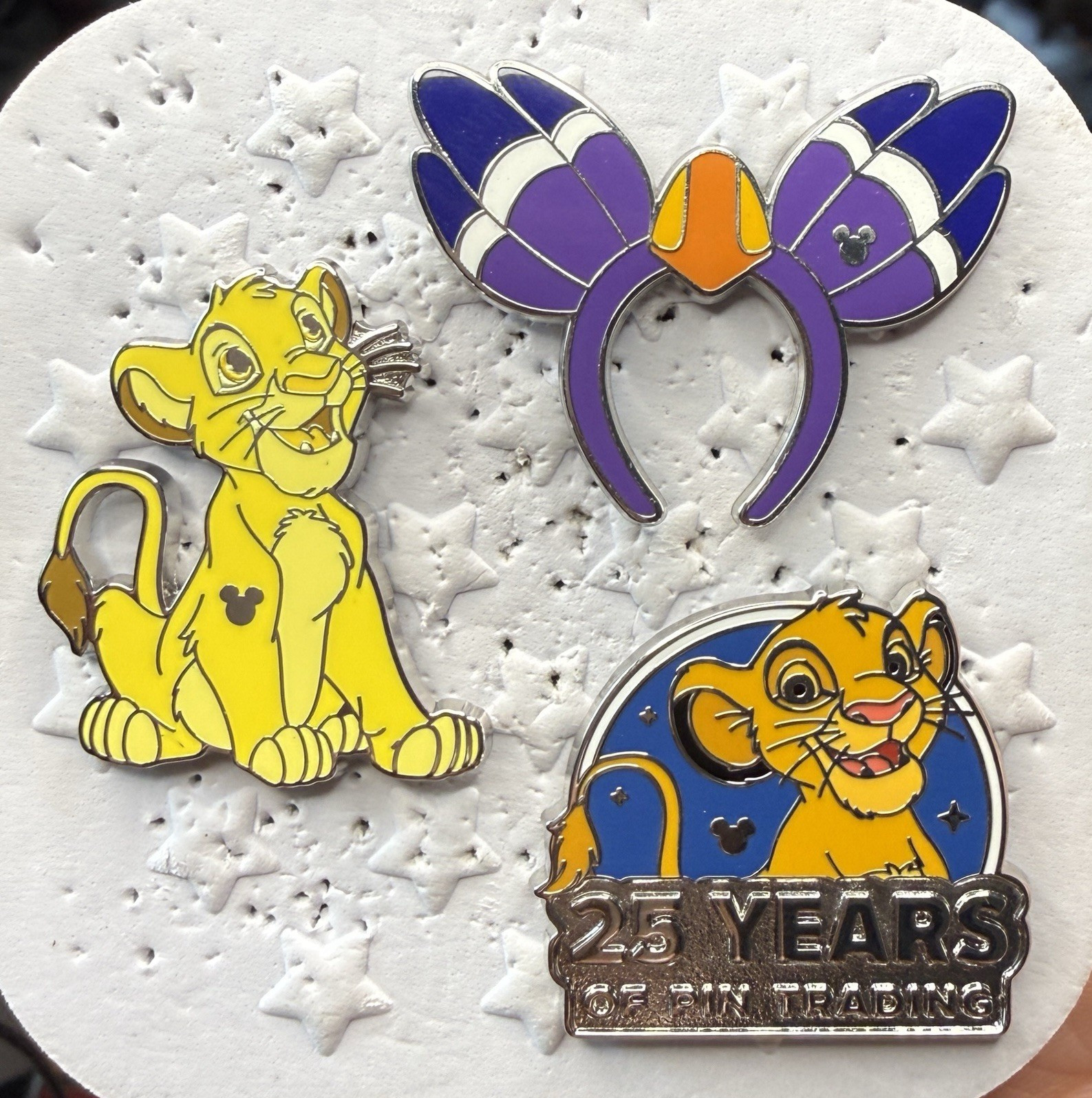 The Lion King Hidden Mickey Disney Pin Bundle – Simba chaser, Zazu, 25 Years