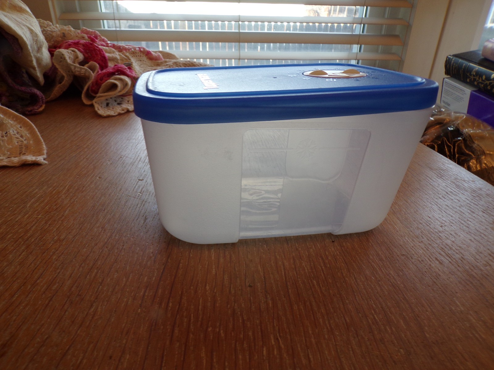 Tupperware 4163C 2-3/4 Cup Refrig/Freezer Mate Date Dial Container w/Blue Lid