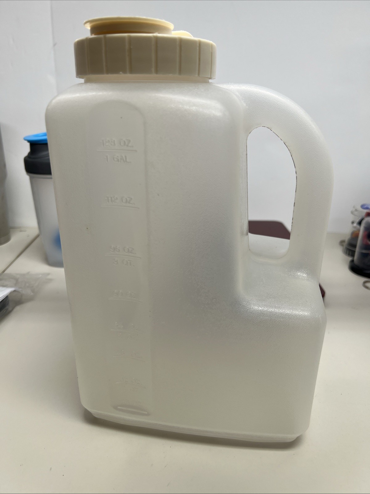 VTG Rubbermaid1-Gallon Jug 128 oz Flip Pour Spout W/ Screw on Lid