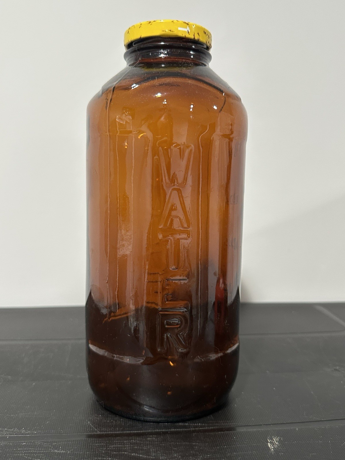 Vintage Amber Glass Refrigerator Bottle Juice Water 48 oz Jar Yellow Lid 6816