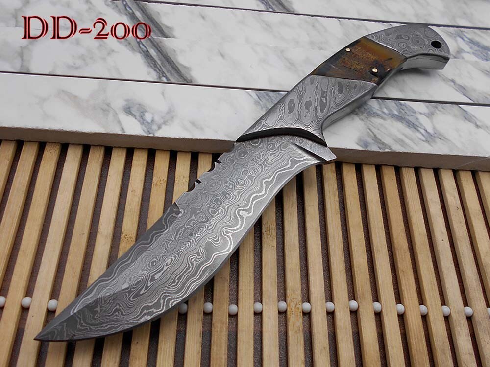 10.5″ full tang Damascus clip point blade skinning knife with Leather sheath
