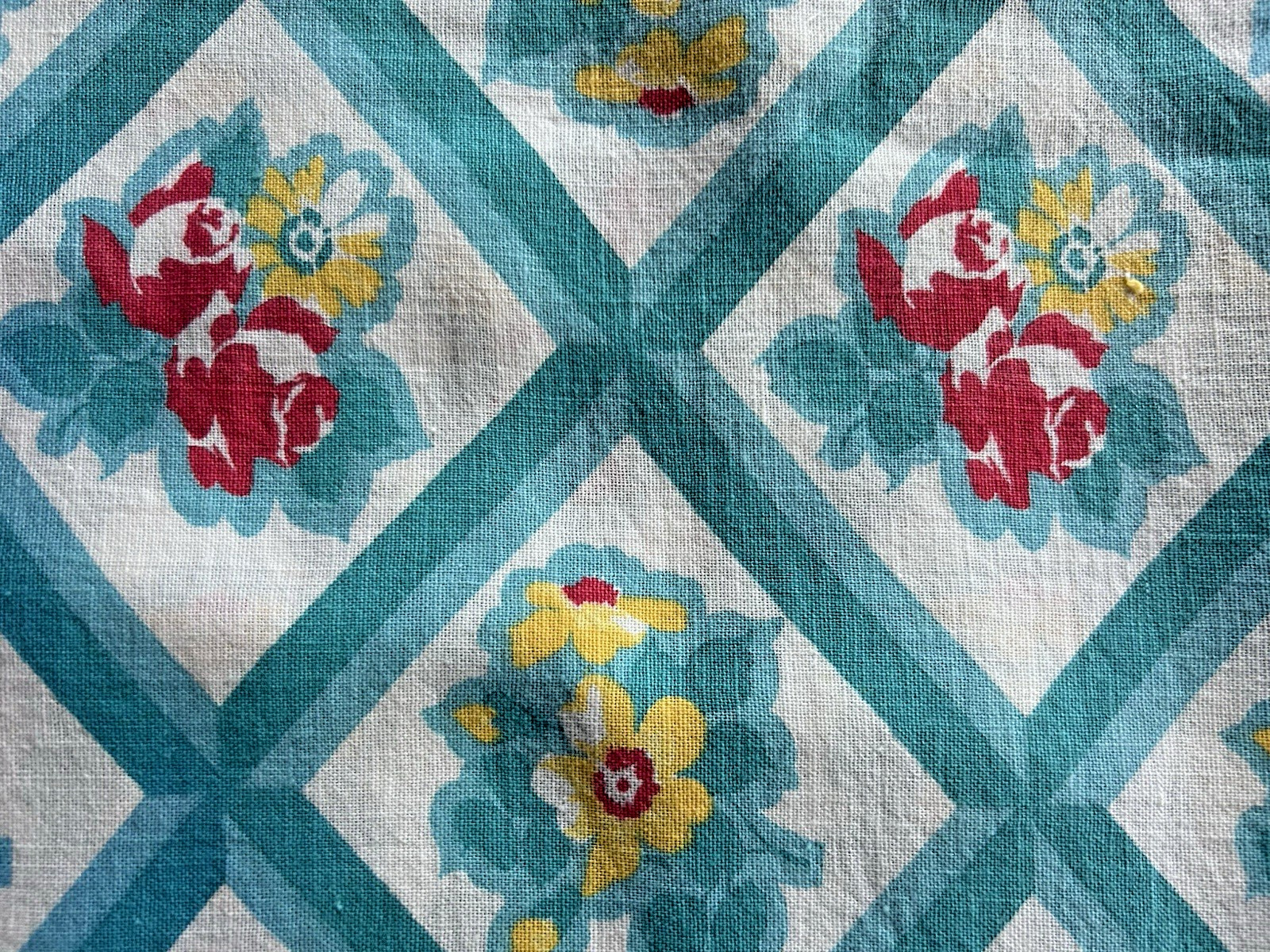 “Vintage Feed Sack”1930-50s Turquoise Lattice w/Red & Yellow Flowers 44″L x 37″W