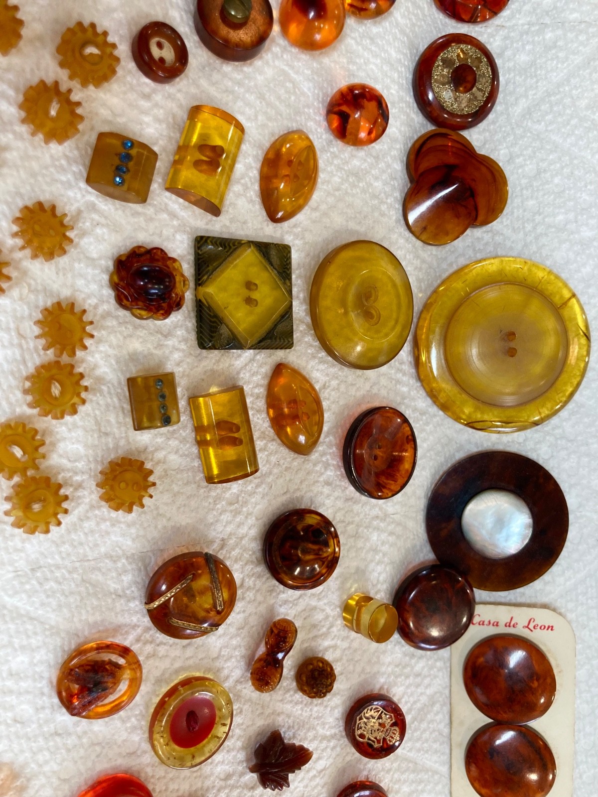 Vintage Apple Juice & Rootbeer Bakelite Buttons unusual shapes – 1 with blue