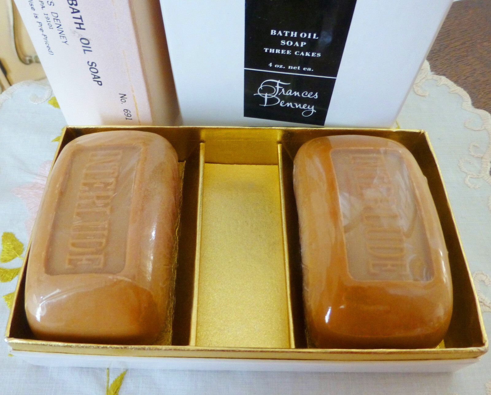 VTG 1960s Frances Denney INTERLUDE Perfumed Bath Oil Soap 2-Pc Set 4 Oz Each