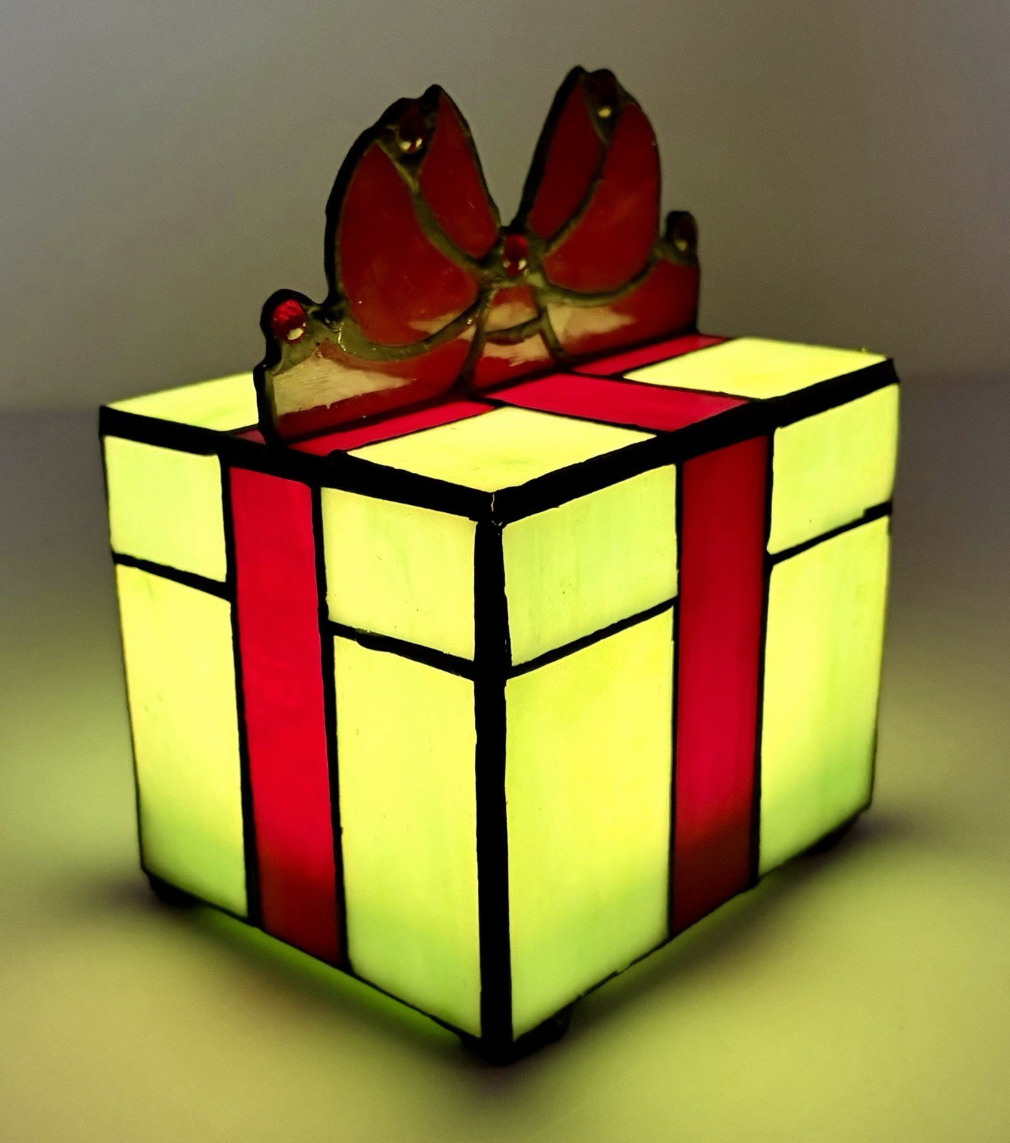 NWOT LED Lighted Gift Package Stained Glass Accent Lamp Christmas Present Xmas