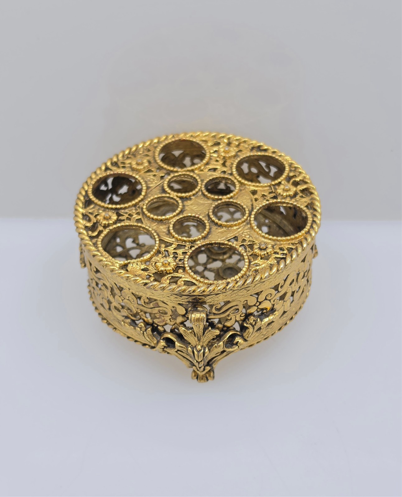VTG Stylebuilt NY Gold Tone Filigree Lipstick Holder Vanity Hollywood Regency