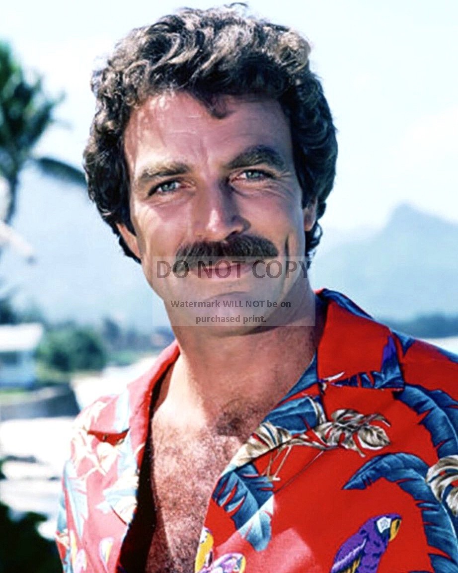 TOM SELLECK IN THE TV SERIES “MAGNUM, P.I.” – 8X10 PUBLICITY PHOTO (EP-816)