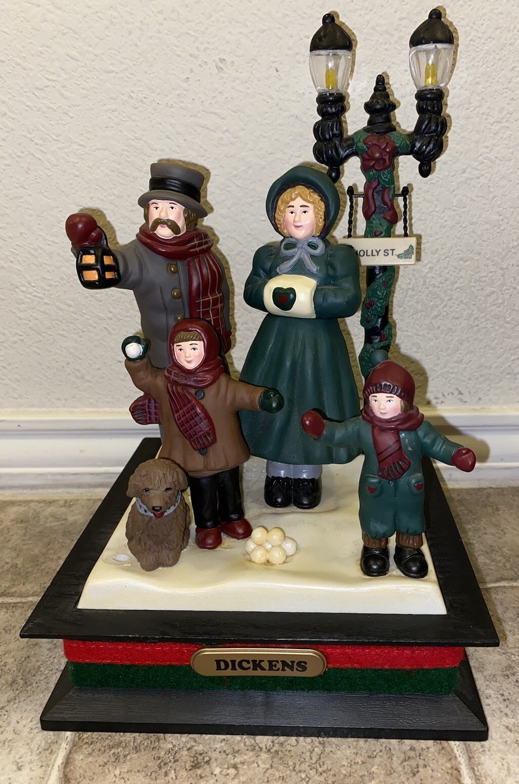 Holiday Scene Dickens Christmas Family – Holly Street musical 1991 Tested