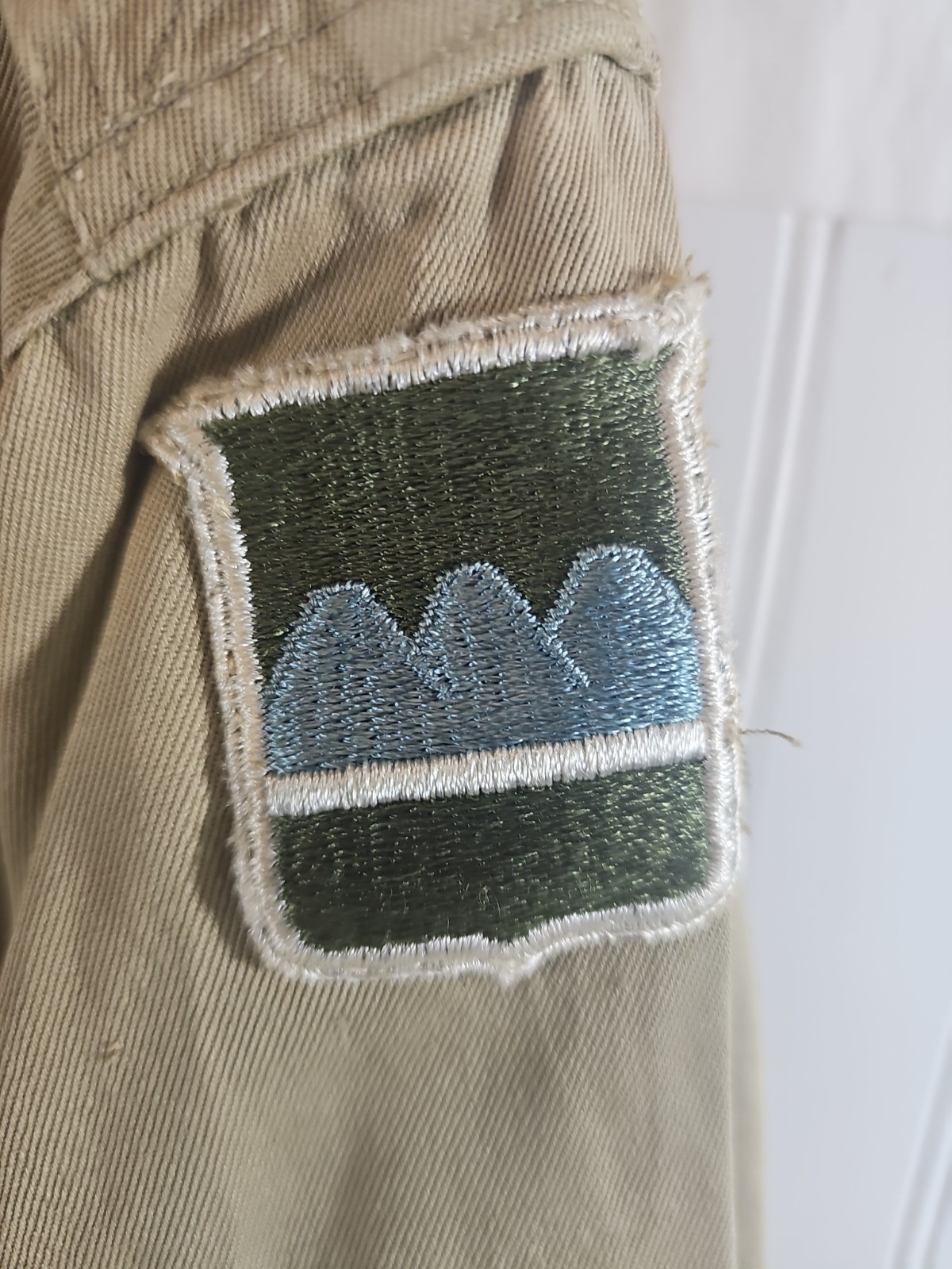 Korean Conflict US Army Khaki Shirt with 80th Infantry Division Insignia Patch