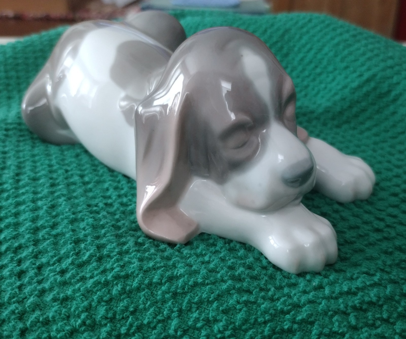 Lladro Spain “Sleepy Puppy” Beagle Figurine #1072 – Retired