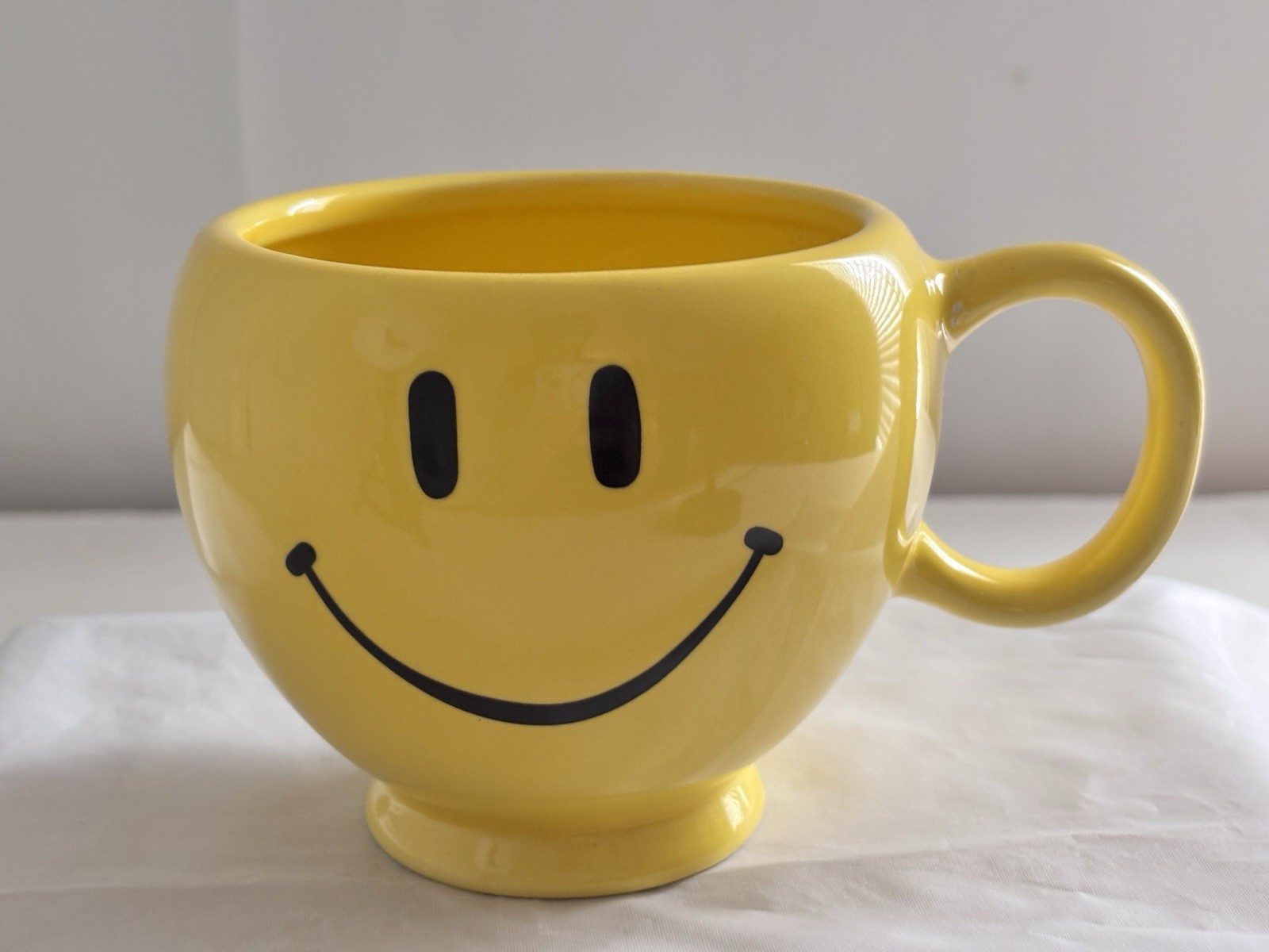 Yellow Smiley Face Jumbo Coffee Mug or Planter 20 Oz. 5″ Tall 4.5″ Across