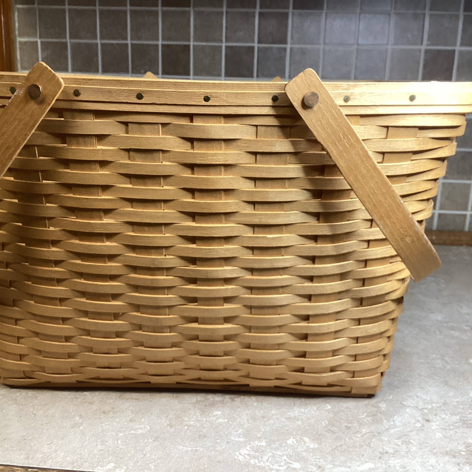 Longaberger 1995 Large Picnic Basket w/ Wood Lid 16x14x12” Tall