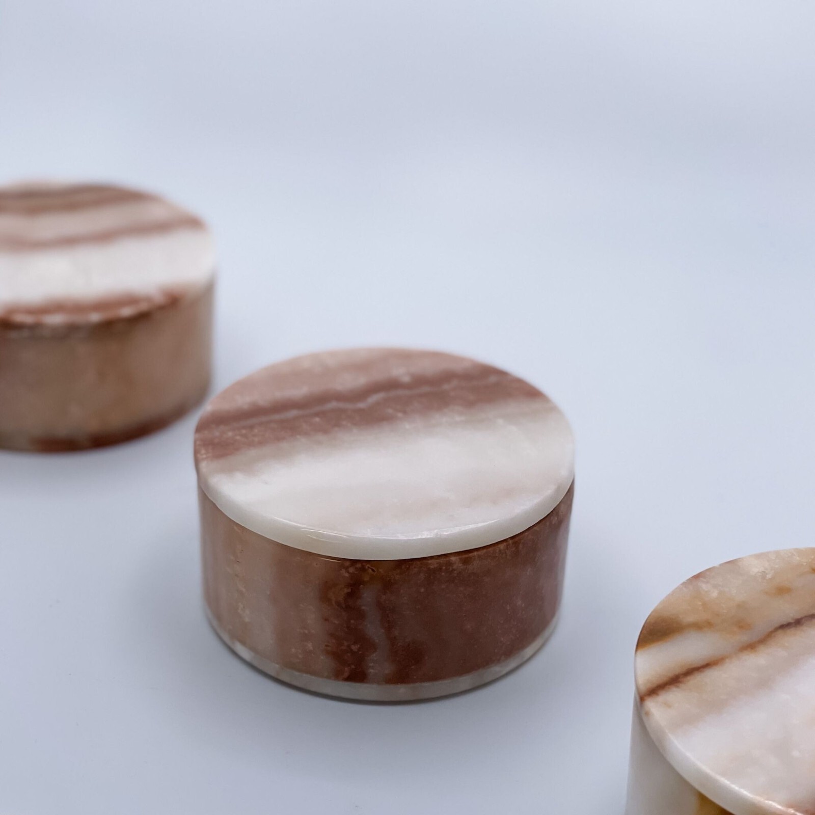 Onyx Round Box w Lid Handcrafted w Earth Tones Natural Veining, Diameter 3.5 in.