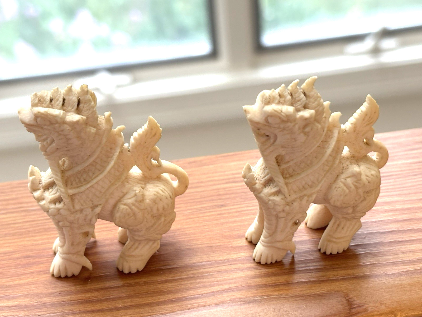 Vtg Hand Carved Pair Bovine Bone 2 1/4″ Foo Lions Indonesia Bali Figurine