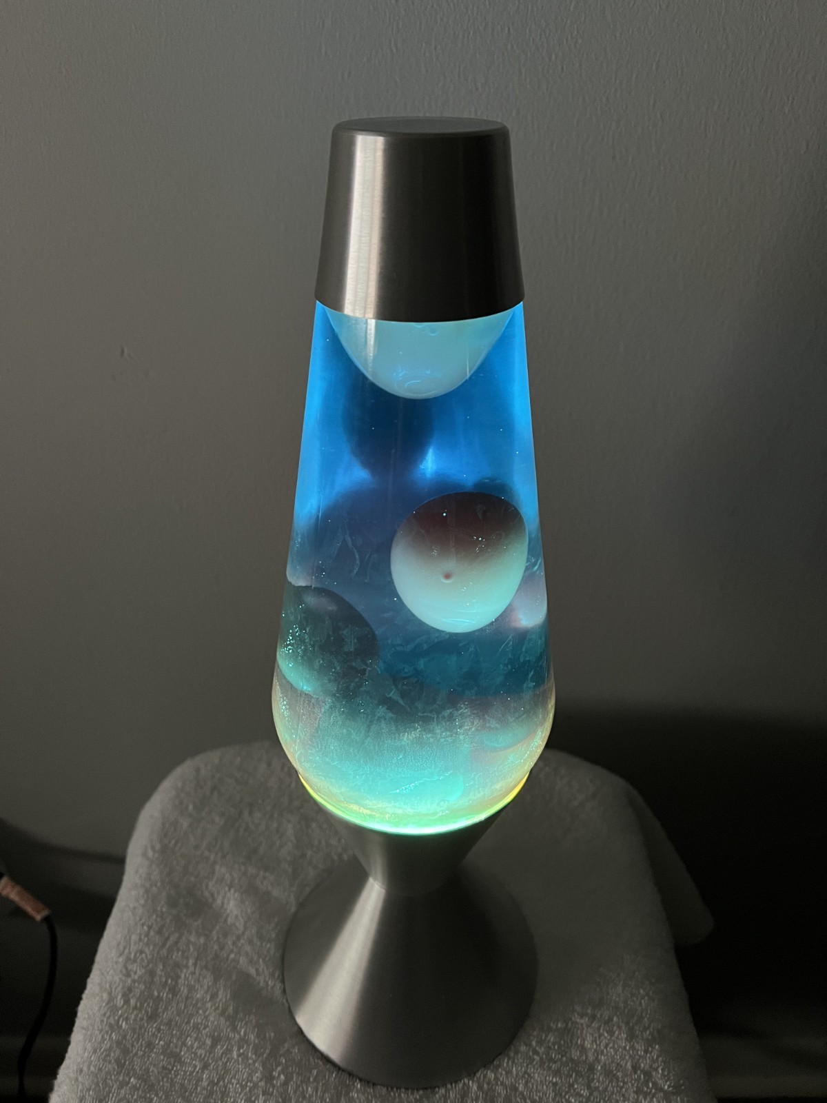 2005 Lava Lamp Motion & Glitter Model 5200 52 OZ Silver Base Yellow Wax w/ Blue