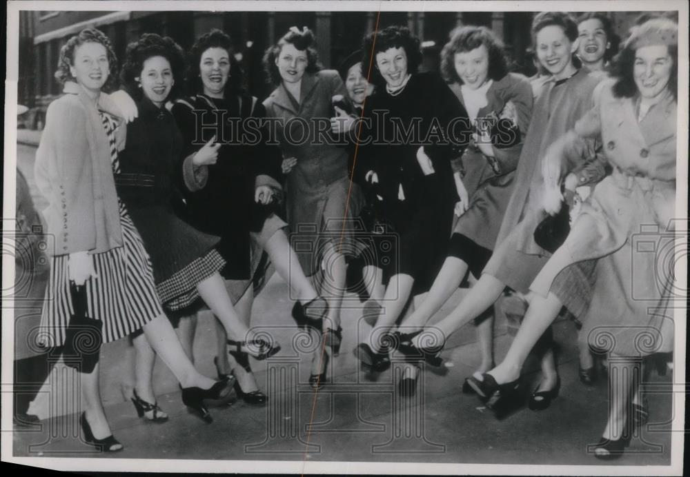 1947 Press Photo Long Line Telephone Operators Defy Orders To Return To Work