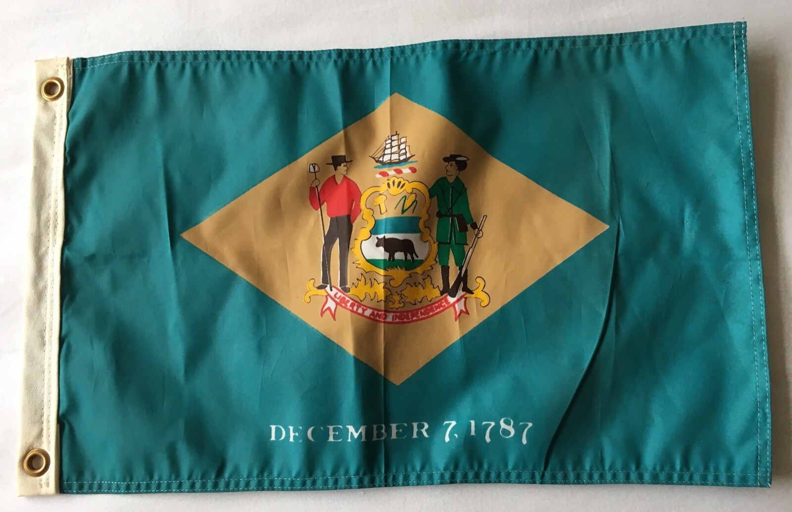 VINTAGE (?) FLAG OF DELAWARE USA FLAG PENNANT NYLON POLYESTER SIZE 18 ” X 11 “