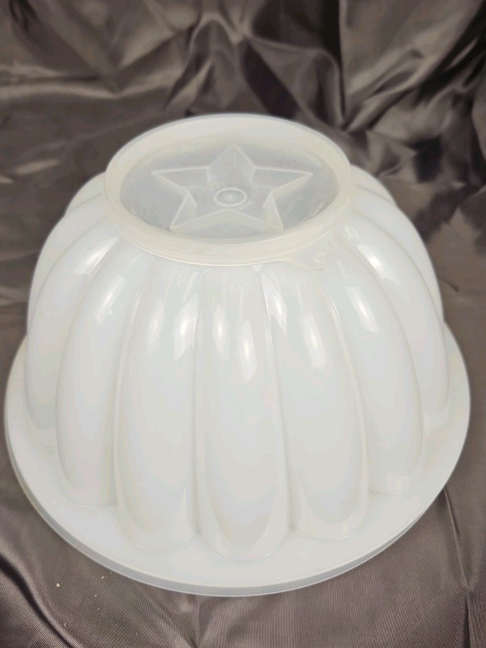 Vintage Tupperware Jel-Ring Bundt Cake Mold Harvest Gold White Insert Jello Mold