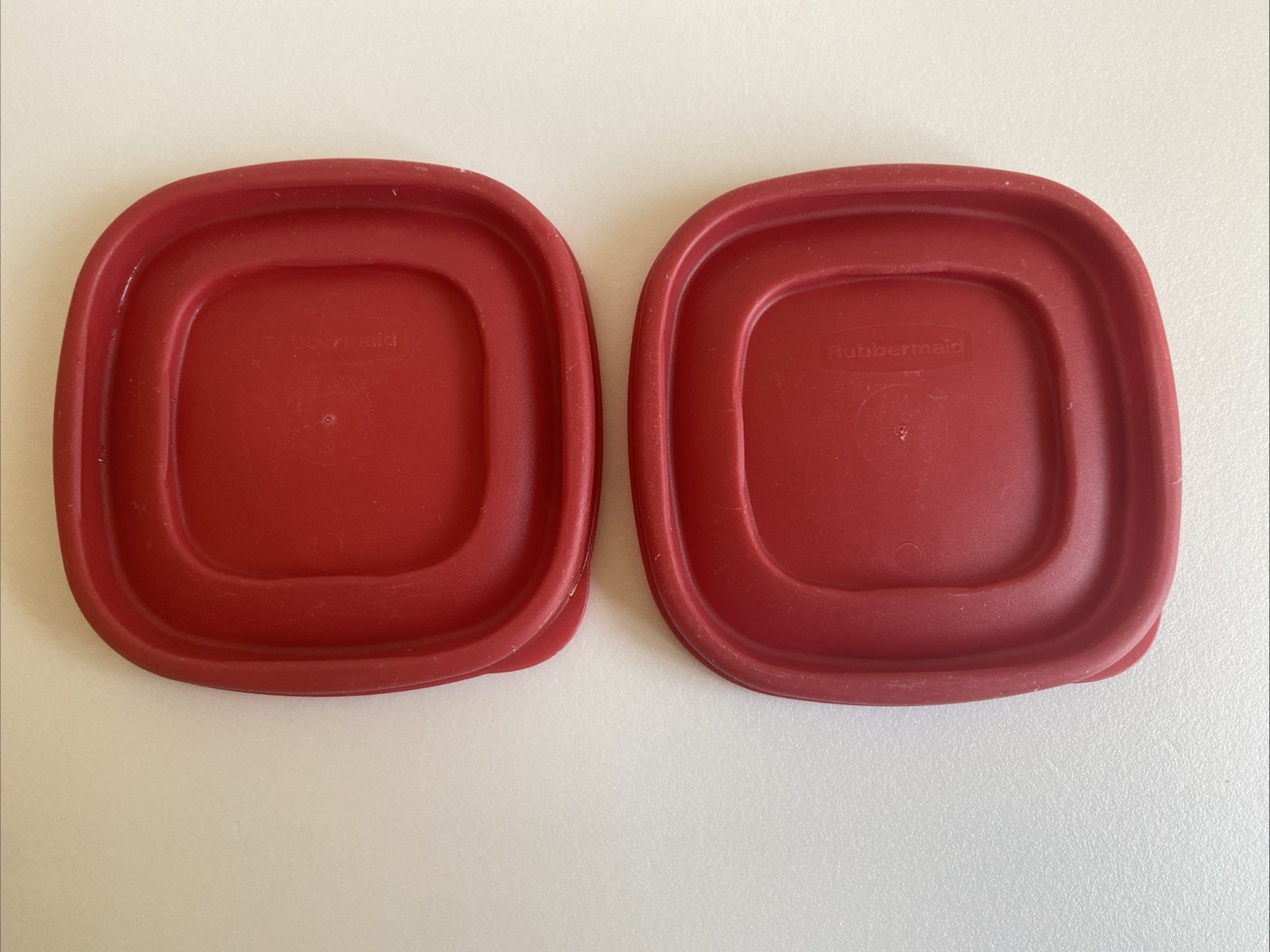 SET OF 2 RUBBERMAID 7J58 Easy Find RED Square Lids 4-1/2″ LIDS ONLY