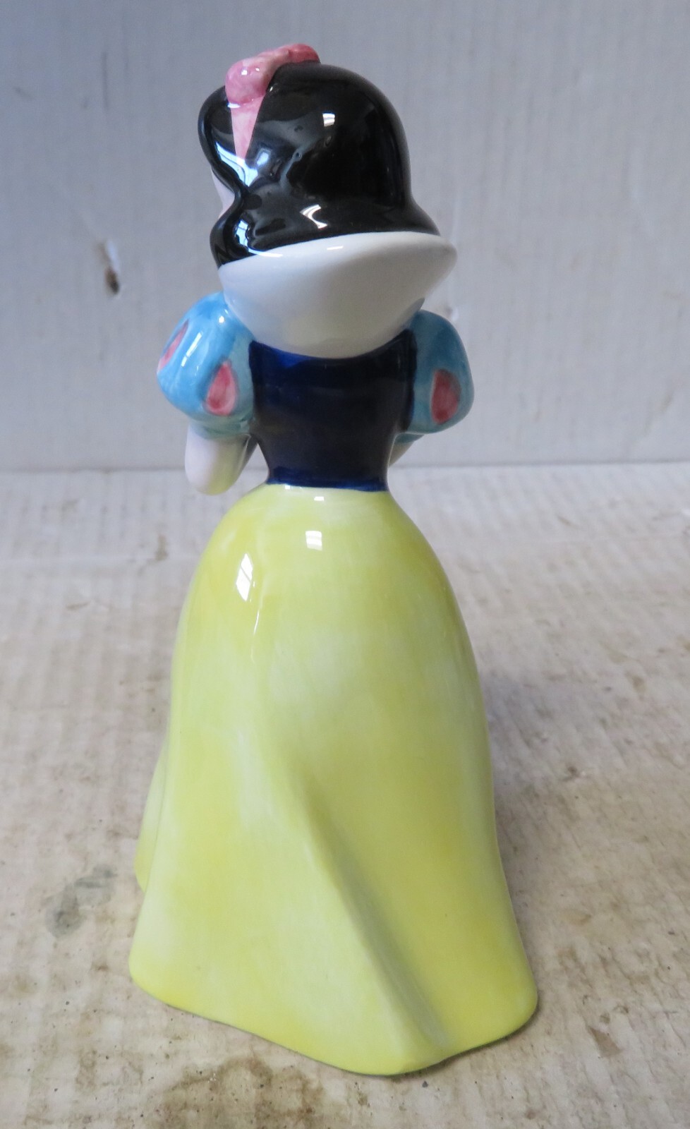 WALT DISNEY PRODUCTIONS SNOW WHITE JAPAN CERAMIC FIGURINE 5-1/2″ tall