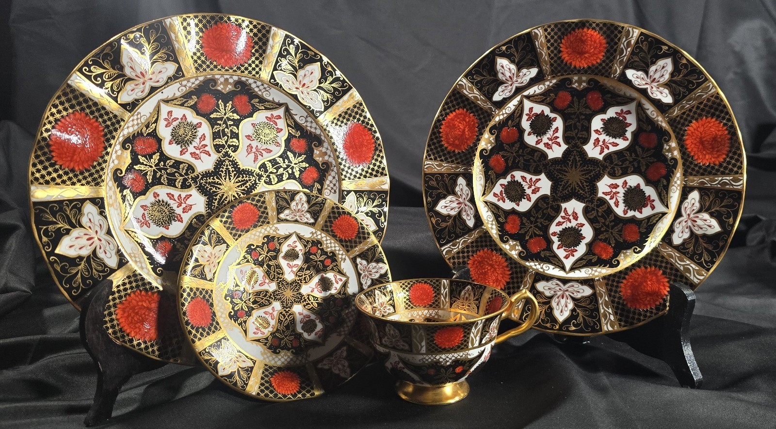 Abbeydale Chrysanthemum Teacup & Saucer Set w/ 2 Rare 9 1/8″ Dinner Plates