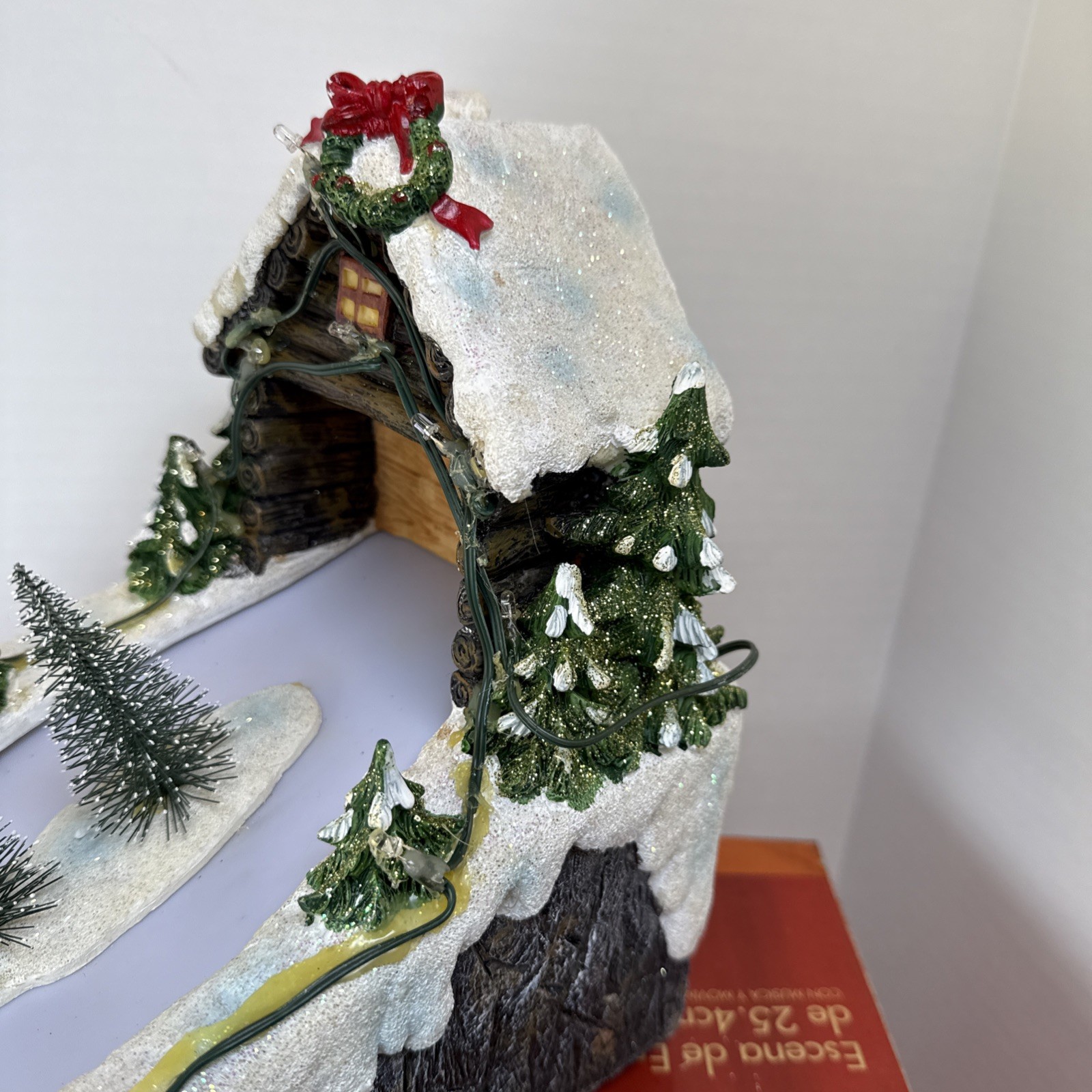 Home Accents Holiday 10″ Illuminated Ski Scene w/ Motion & Music – 4 Figurines