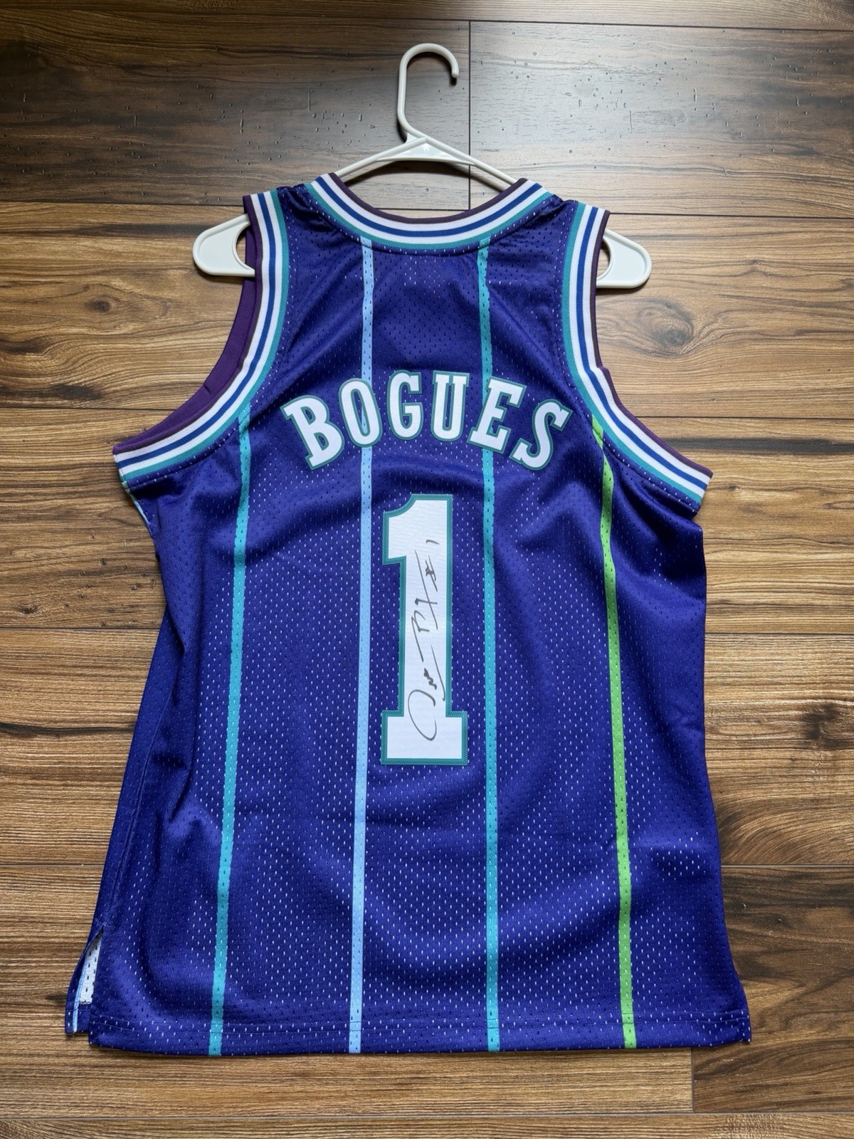 Muggsy Bogues Signed Charlotte Hornets Mitchell & Ness Swingman Jersey Witnessed