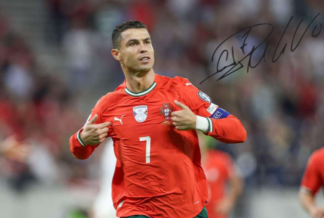 Cristiano Ronaldo 7 CR7 Portugal Photo From Original Autograph UH #67