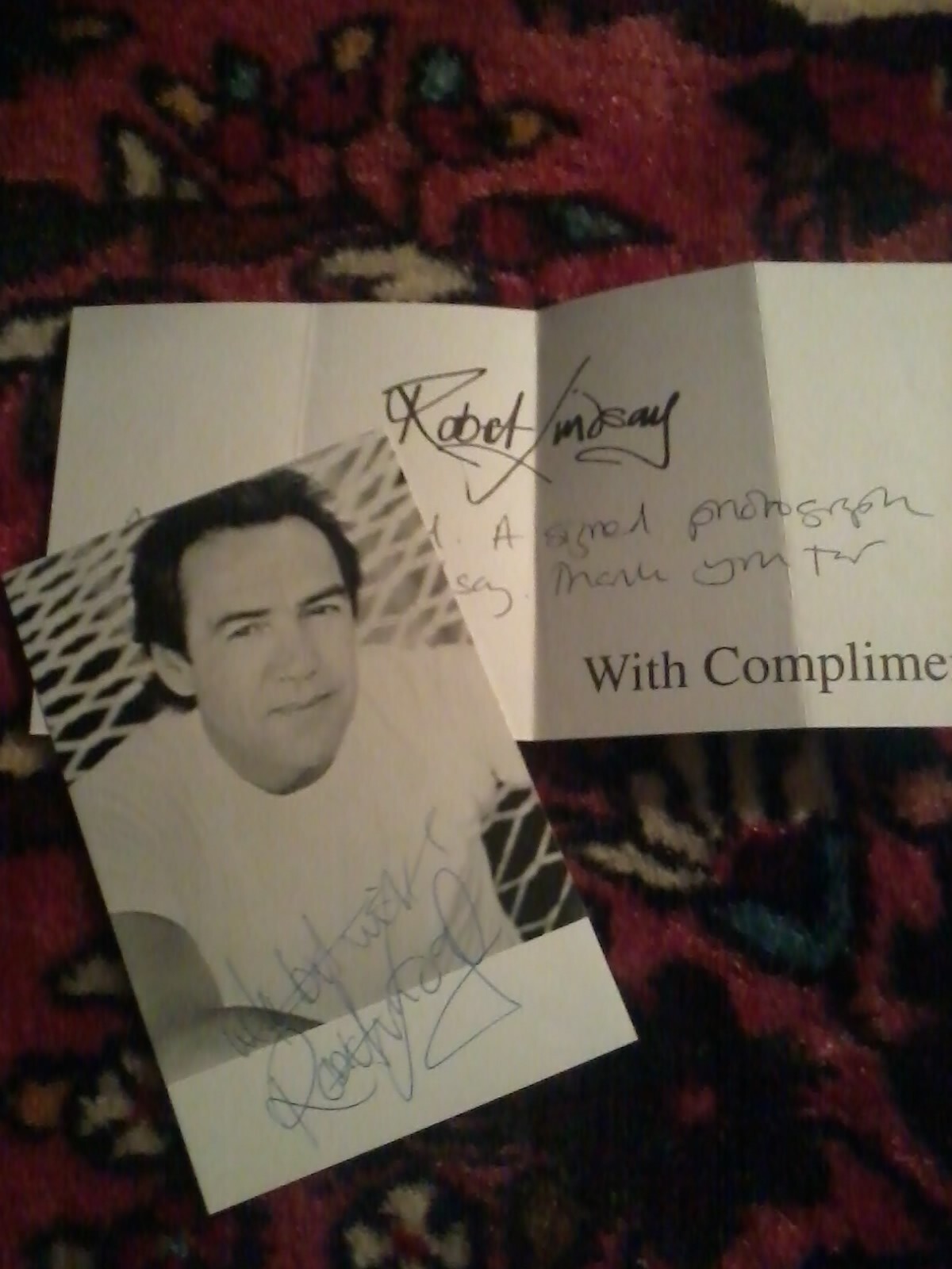 ROBERT LINDSAY ,SIGNED B/W PHOTO WITH COMPLIMENT SLIP.SUPERB ACTOR.MULTI AWARDS.
