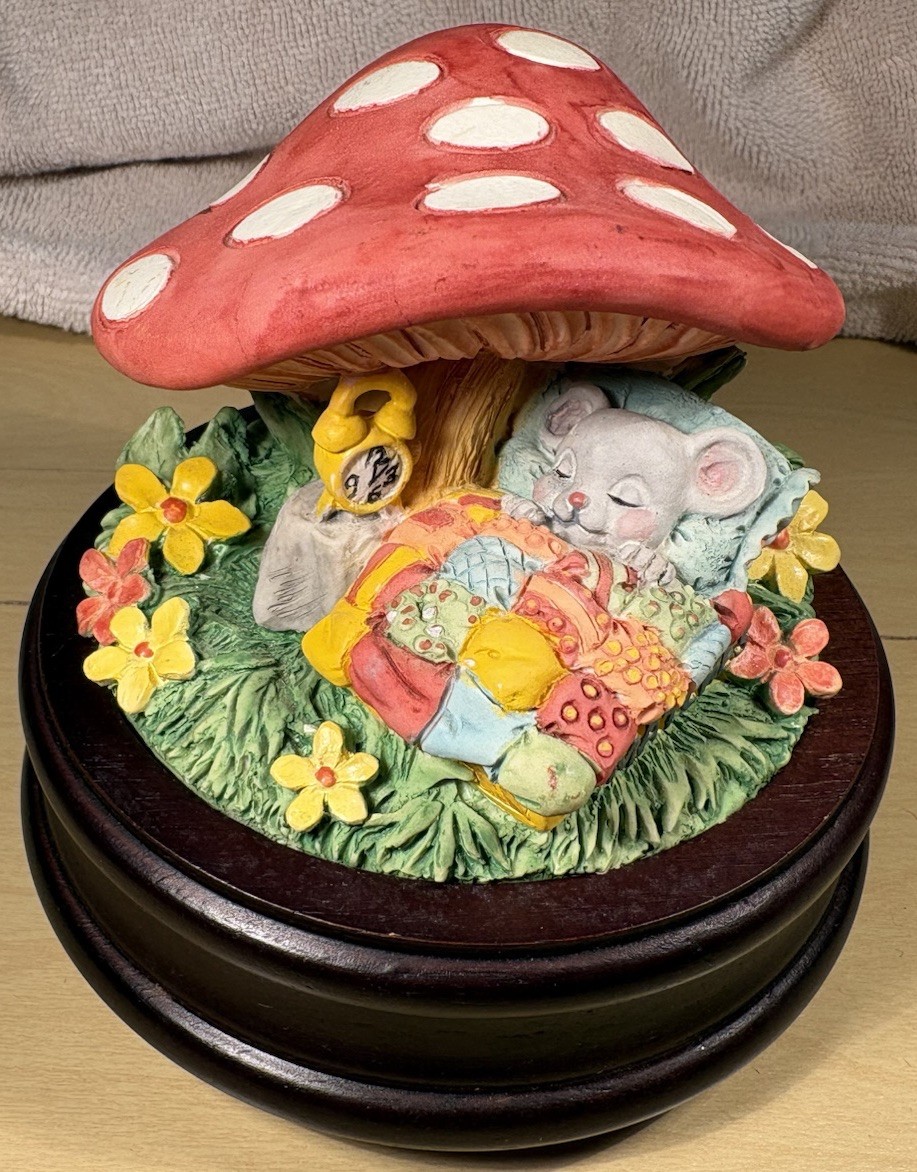 Sleepy Time AEP Mushroom Mouse Music Box 1992 w/Box Rock-a-bye Baby Hard To Find