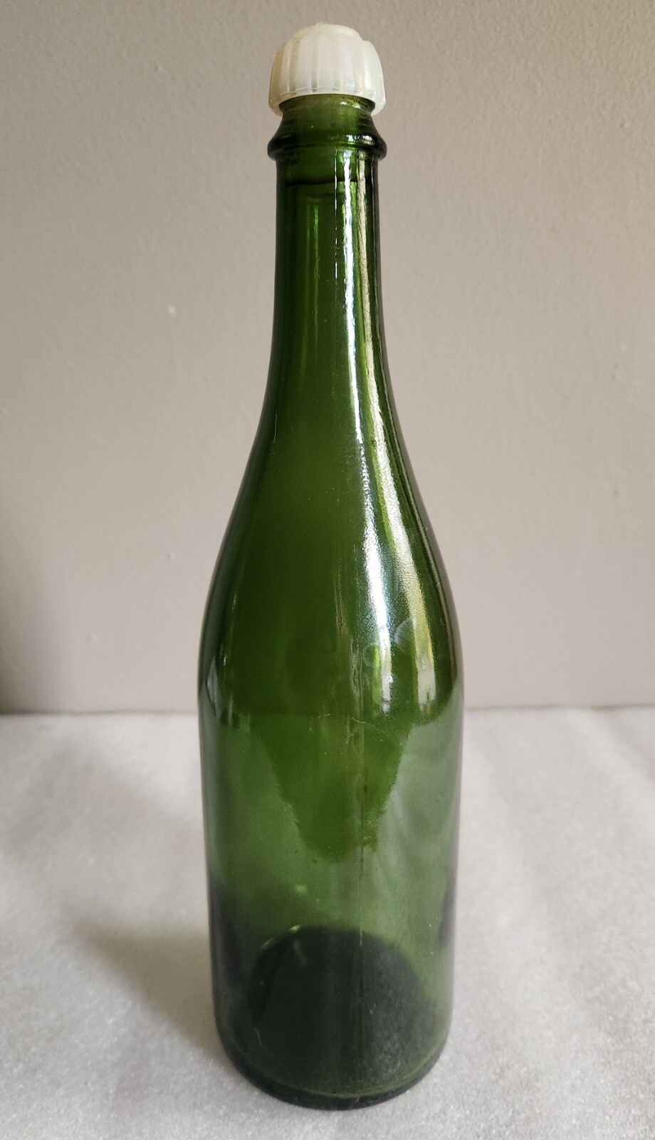 Large Vtg Green Glass 1 Liter Wine Bottle w/ Plastic Cork Top – 4 0 72 on Bottom