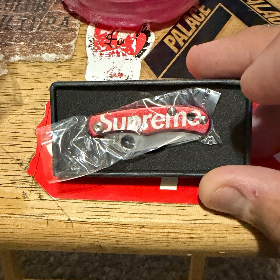 Supreme spyderco bug knife ss26
