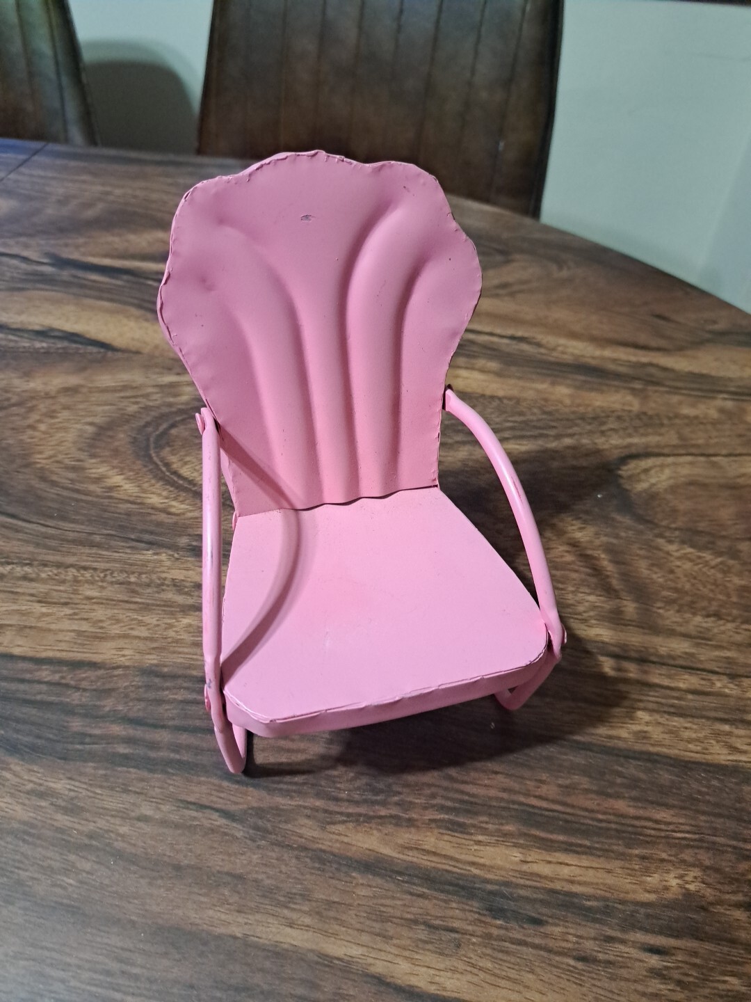SMALL DOLL SIZE PINK METAL PORCH / LAWN STYLE CHAIR