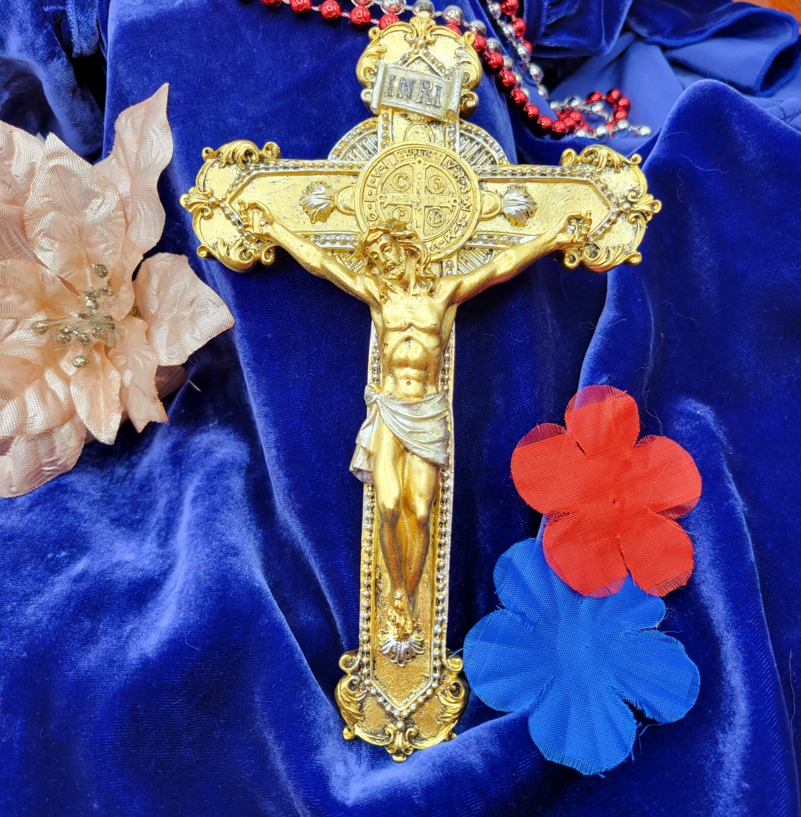 INRI Jesus Cross Crucifix Gold Tone Religious Wall Hanger 8x6inches.