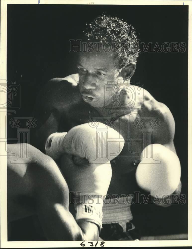 1984 Press Photo Boxer Melvin Paul batters Jeff Goodwin during a match