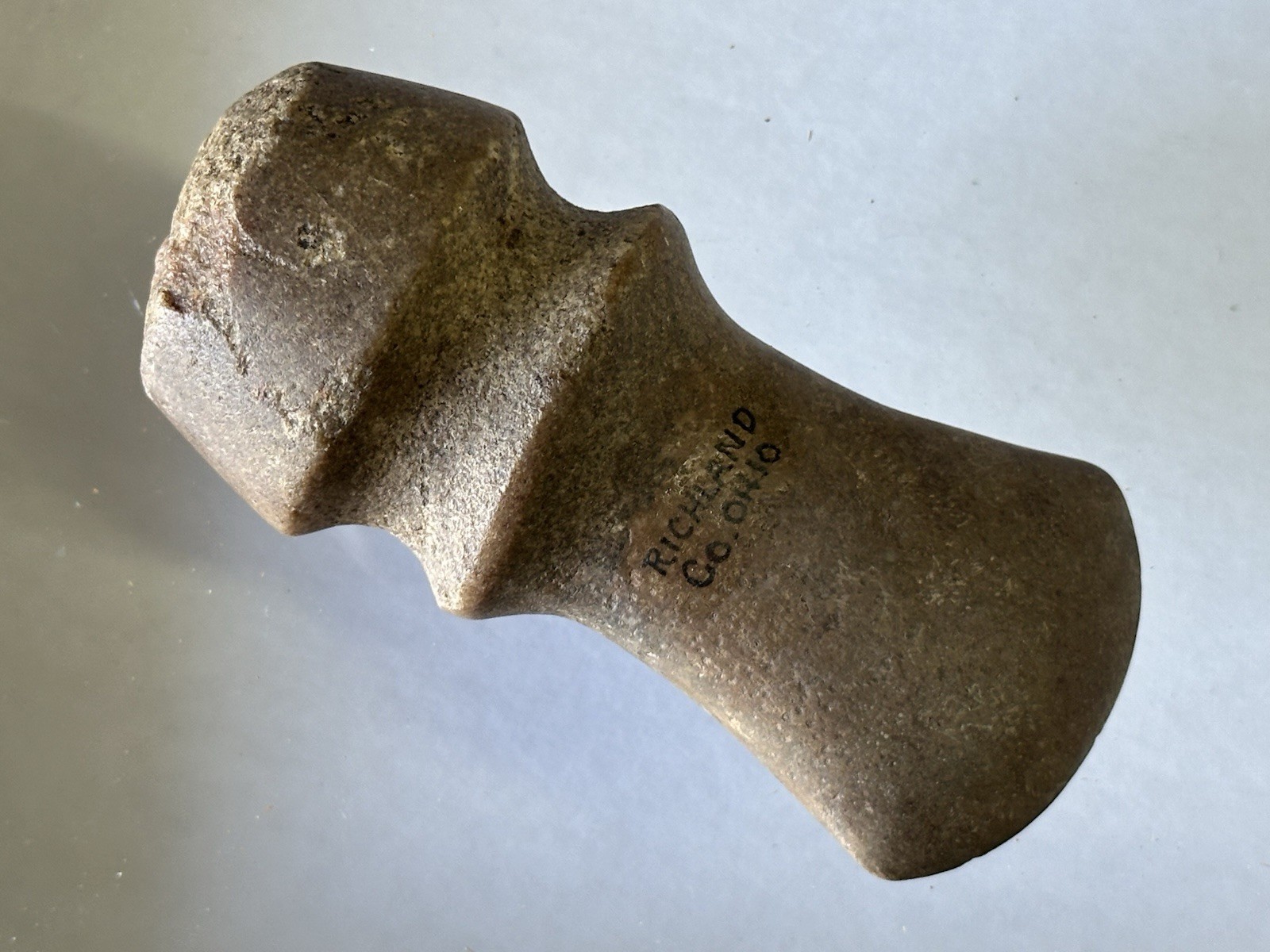 RARE OHIO QUARTZ RAISED RIDGE TROPHY AXE FOUND IN RICHLAND CO. OHIO, BARBED AX