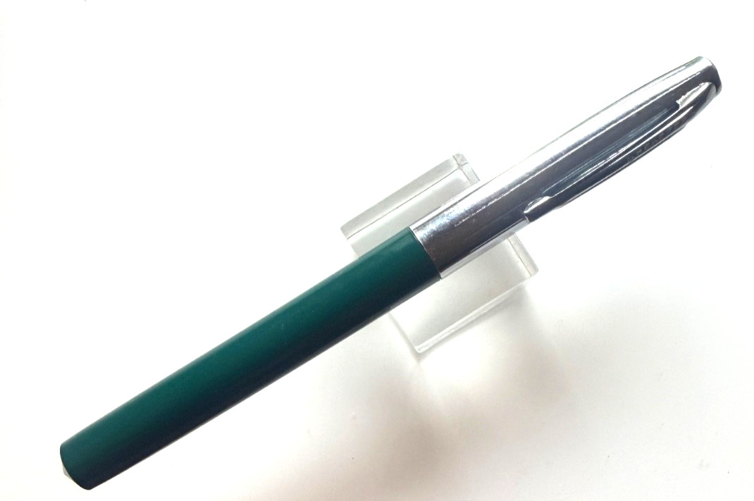 Dark Green Sheaffer Cartridge Fountain Pen Pointy Ends FINE nib. Works great.
