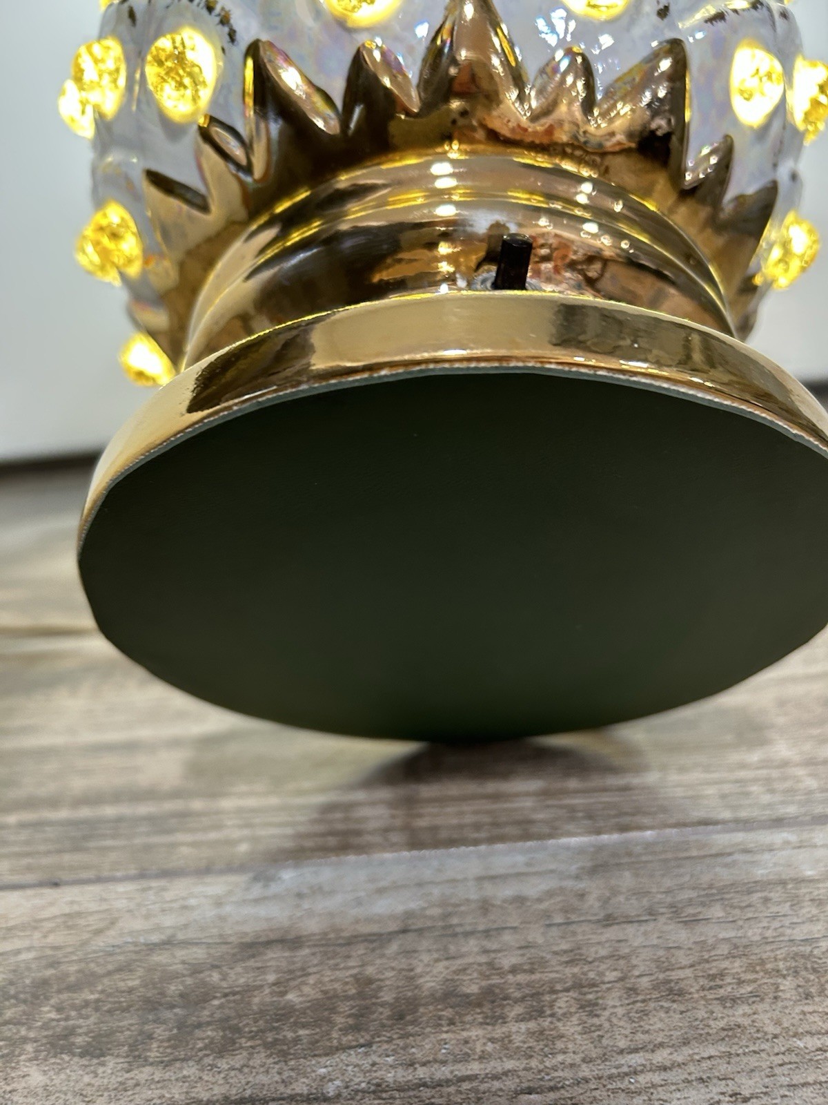 Vintage Mid-Century Ceramic Pineapple Table Lamp w/ Gold Color Base & Accents
