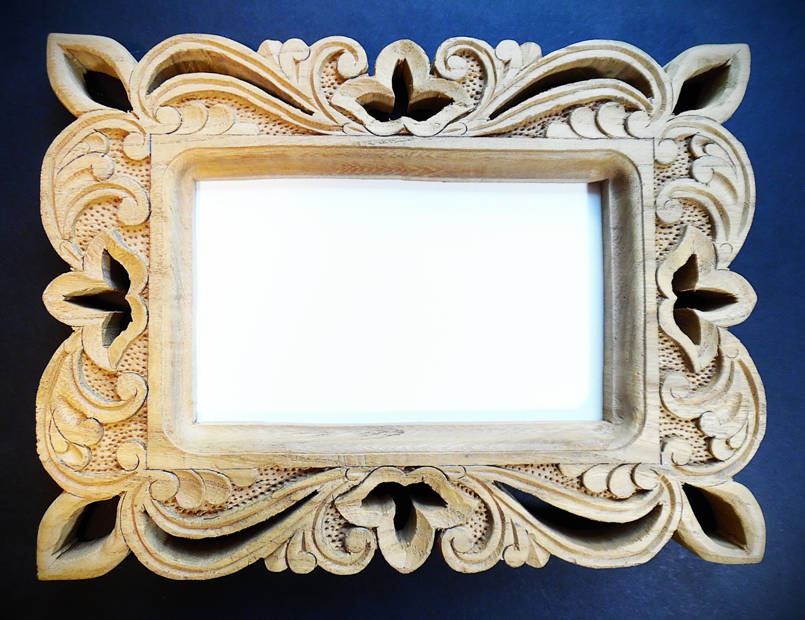 vintage hand carved folk art picture frame about 6×4 opening [Boston Primitive]