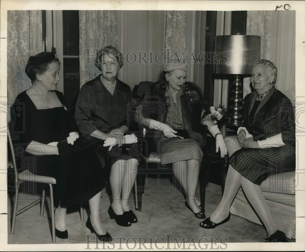 1960 Press Photo Attendees at Mid-Winter Reception of the Fine Arts Club