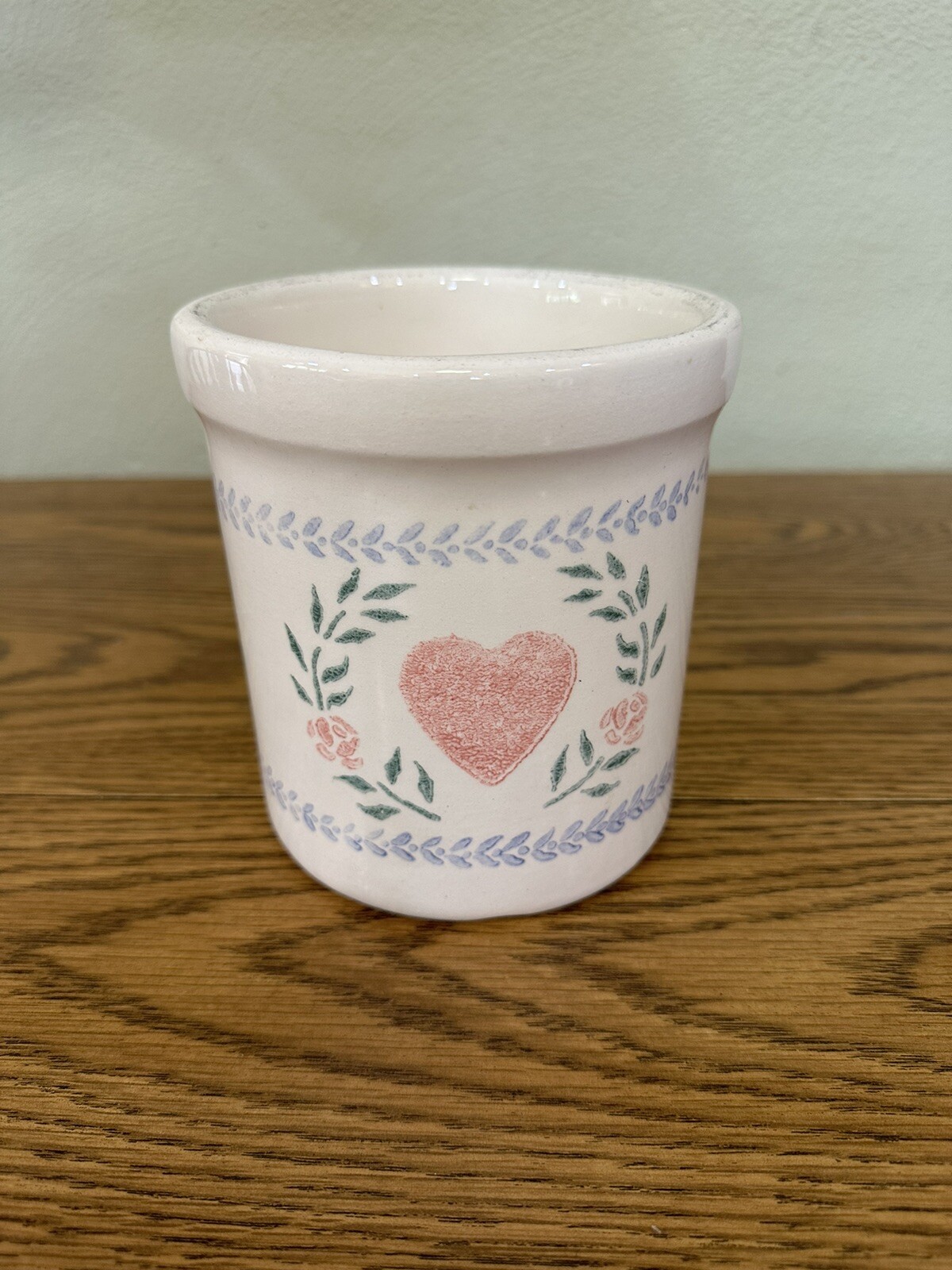 VINTAGE CROCK SHOP SANTA ANA CA PINK HEART FLOWERS GREEN LEAVES BLUE 5-3/4″ TALL